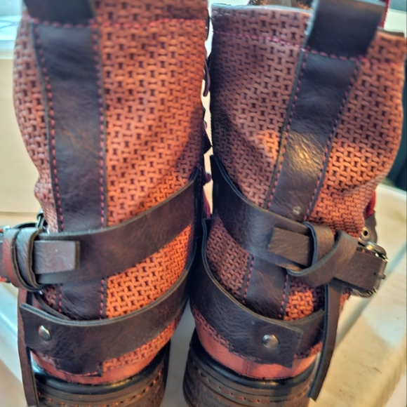 Ankle height red boots, barely worn - Picture 3 of 7